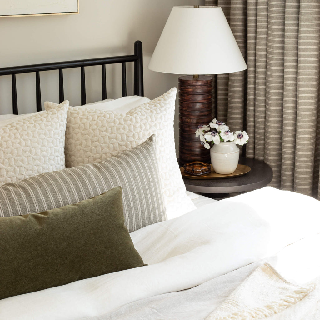 Guide: The Best Pillow Formulas For Styling Your Bed