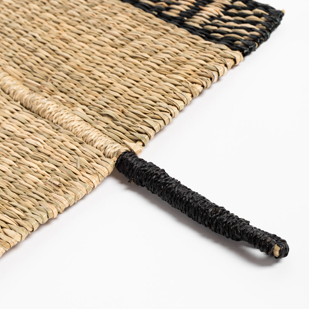 Fortuna Fan, a natural and black decorative fan : close up of handle