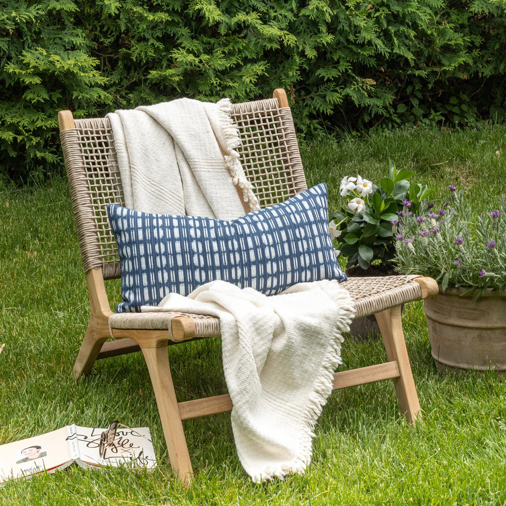 Outdoor vignette : blue indoor outdoor pillow from Tonic Living