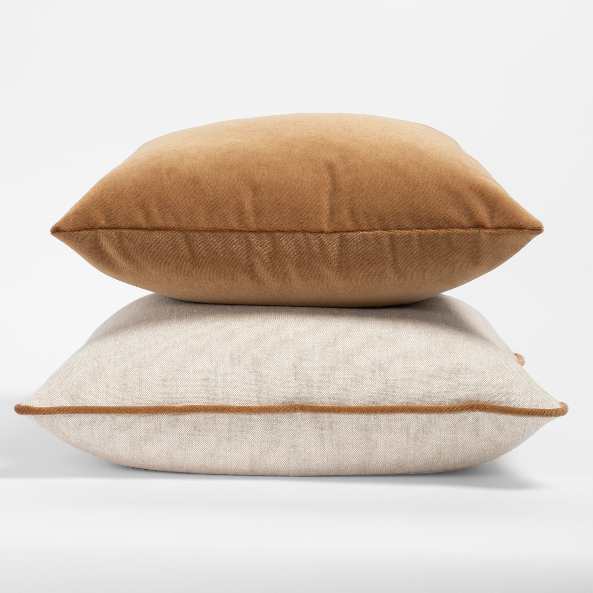 Beige velvet cushions 2025